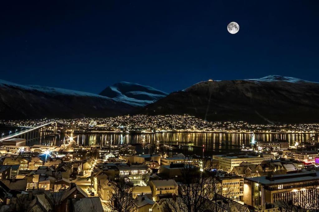 In The Heart Of The Aurora Borealis - Tromso City Экстерьер фото